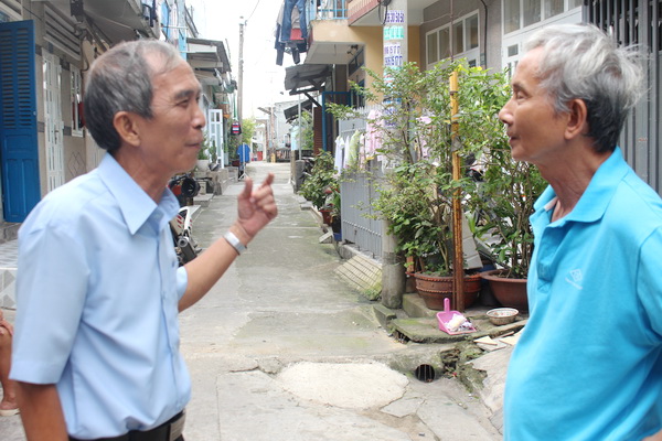 Ông Nguyễn Văn Nhuận (trái) ngày nào cũng đi qua các tuyến hẻm trong khu phố để gặp dân nắm bắt tình hình, tâm tư, nguyện vọng của mọi người.