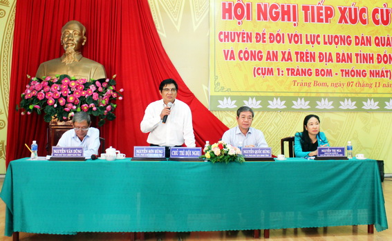 Phó chủ tịch HĐND tỉnh Nguyễn Sơn Hùng chủ trì hội nghị tiếp xúc cử tri.