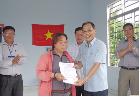 Bí thư Huyện ủy Trảng Bom Phạm Xuân Hà trao quyết định tặng nhà đại đoàn kết cho hộ bà Hoàng Thị Kim Loan