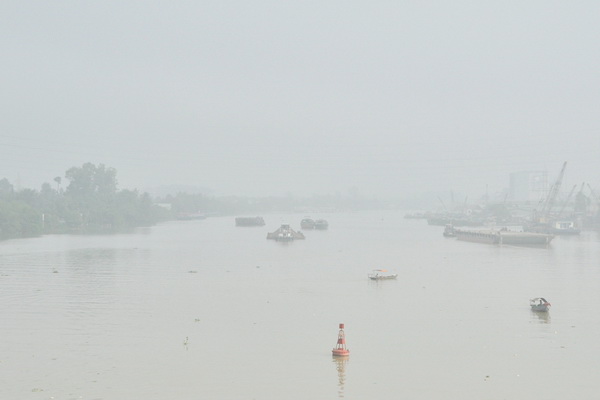 Sông Đồng Nai chìm trong lớp sương mù dày đặc.