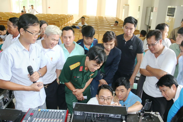 Các học viên thực hành với hệ thống âm thanh