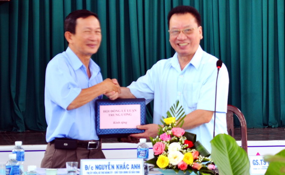 GS.TS Phùng Hữu Phú tặng sách cho Bí thư Đảng ủy xã Bảo Vinh.