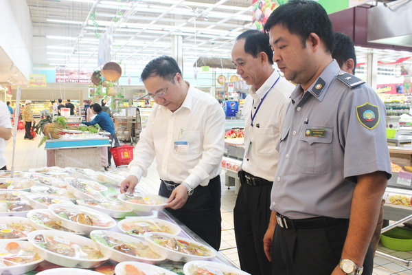 Phó giám đốc Sở Y tế Phan Huy Anh Vũ (bìa trái) kiểm tra an toàn thực phẩm tại Siêu thị BigC thuộc Công ty TNHH dịch vụ Quốc tế BigC Đồng Nai.