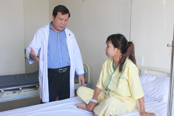 Bác sĩ Đặng Đức Hoàng, Trưởng Khoa ngoại Bệnh viện quốc tế Hoàn Mỹ Đồng Nai hỏi thăm sức khỏe bệnh nhân Lê Thị Hòa. 