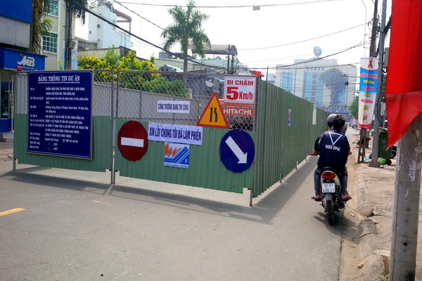 Một đoạn trên đường 30-4  gần Bệnh viện đa khoa Đồng Nai cũ đã được rào lại để thi công (BH2 – K.Giới)