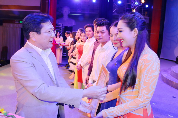 Thứ trưởng Bộ Văn hóa - thể thao và du lịch Vương Duy Biên, Trưởng ban chỉ đạo cuộc thi trao huy chương vàng cho nghệ sĩ Nguyễn Thị Thanh Tâm của Nhà hát Nghệ thuật truyền thống Đồng Nai.