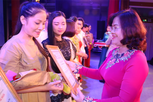 Phó chủ tịch UBND tỉnh Nguyễn Hòa Hiệp trao huy chương vàng cho các nghệ sĩ.