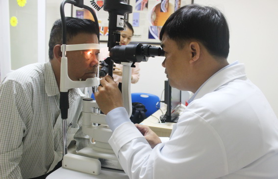 Bệnh viện Quốc Tế Hoàn Mỹ Đồng Nai đang khám bệnh mắt cho bệnh nhân