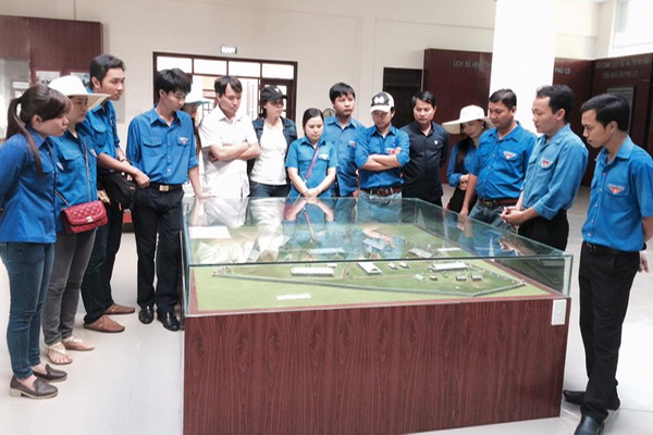 Đoàn viên thanh niên nghe giới thiệu tổng quan về sơ đồ nhà tù Phú Lợi  (TP.Thủ Dầu Một, tỉnh Bình Dương).
