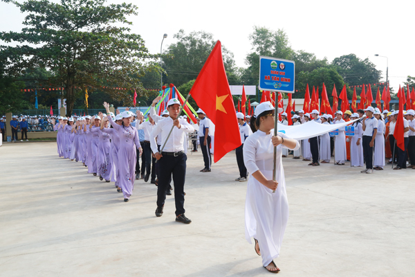 Đơn vị xã  Tân Bình diễu hành qua lễ đài