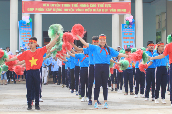 Màn biểu diễn đồng diễn thể dục của các em học sinh trường THCS Vĩnh An tại lễ khai mạc
