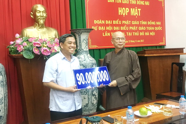 Đồng chí Huỳnh Văn Tới, trao hỗ trợ kinh phí của tỉnh cho đoàn đi dự đại hội.