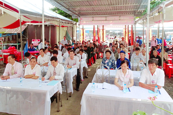 Đồng chí Huỳnh Văn Tới, Ủy viên Ban TVTU, Chủ tịch Ủy ban MTTQ tỉnh (thứ 2 từ trái qua, hàng đầu) cùng dự ngày hội đại đoàn kết toàn dân tộc tại ấp 4, xã Long Thọ, huyện Nhơn Trạch.
