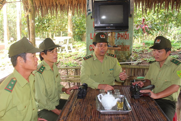 Trạm trưởng Trạm Kiểm lâm Đá Dựng Đỗ Đăng Xuất (thứ 2 từ phải sang) họp nhanh mỗi buổi sáng trước khi cùng đồng đội đi tuần rừng.