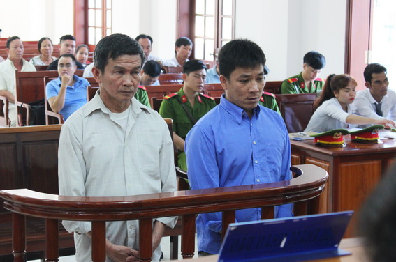 Hai bị cáo Thượng và Giang tại phiên tòa ngày 14-11.