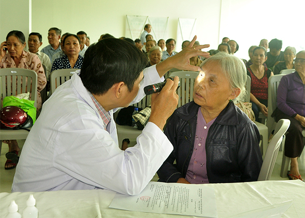  Các bác sĩ khám mắt miễn phí cho người cao tuổi (ảnh: Đăng Tùng)