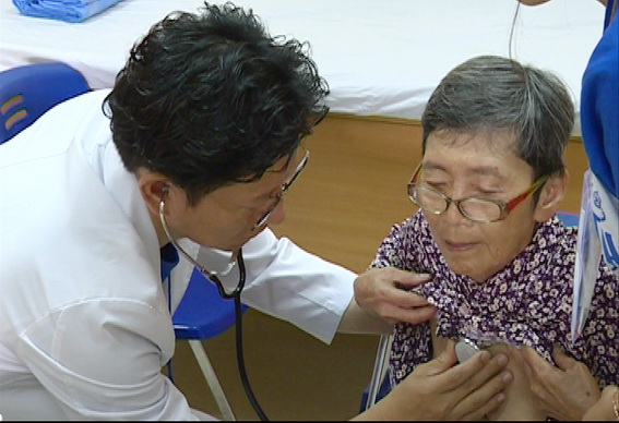 Bác sĩ Hàn Quốc khám bệnh cho ngườii dân