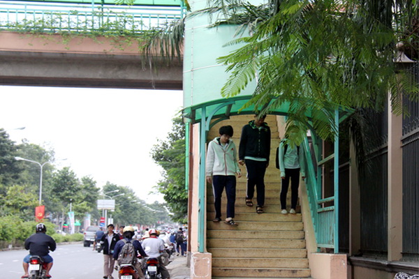Cầu vượt bộ hành dành cho người đi bộ trên đường Nguyễn Ái Quốc, đoạn phía trước cổng Bệnh viện tâm thần trung ương 2, là công trình góp phần đảm bảo an toàn giao thông, giảm ách tắc vào giờ cao điểm.