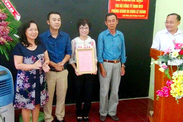 Chi bộ nhận Quyết định thành lập từ Phó Bí thư Huyện ủy Nguyễn Thị Hoàng Trinh
