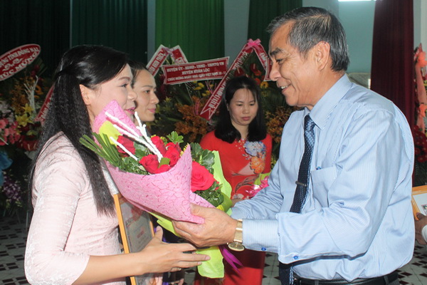 Đồng chí Trần Văn Tư, Phó bí thư thường trực Tỉnh ủy tặng hoa cho 2 cá nhân đạt danh hiệu 