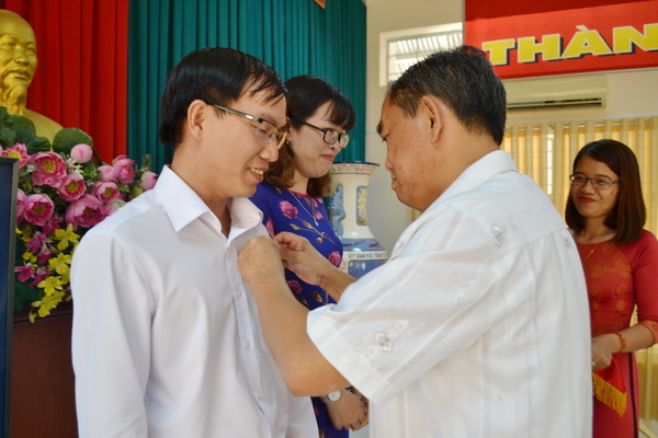 Đồng chí Huỳnh Văn Tới, trao kỷ niệm chương Vì sự nghiệp đại đoàn kết dân tộc cho các cá nhân.