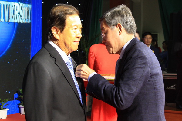 Nhà giáo Đỗ Hữu Tài, Hiệu trưởng Trường đại học Lạc Hồng, một trong hai nhà đầu tiên của Đồng Nai được phong tặng danh hiệu Nhà giáo nhân dân năm 2012. Năm 2017 tiếp tục được phong tặng danh hiệu Chiến sĩ thi đua toàn quốc.