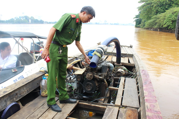 Công an TP.Biên Hòa bắt giữ ghe khai thác cát trái phép trên sông Đồng Nai.