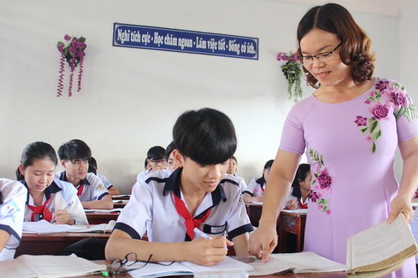 Cô giáo Lê Thị Kim Chung cùng học sinh lớp 9/5 Trường THCS Lê Lợi trong giờ học toán.