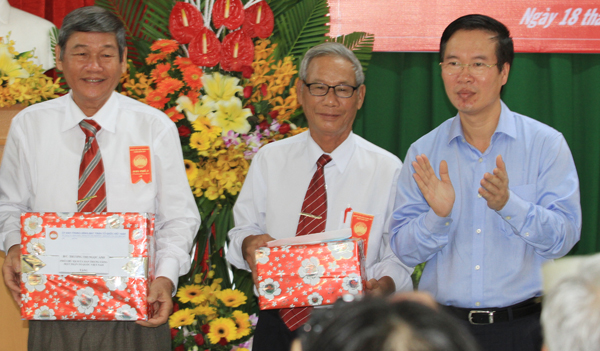 Đồng chí Võ Văn Thưởng, Ủy viên Bộ Chính trị, Trưởng ban Tuyên giáo Trung ương, tặng quà cho các gia đình chính sách tiêu biểu của KP.2.