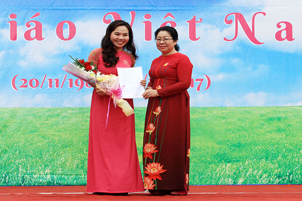 Giám đốc Sở GD-ĐT Huỳnh Lệ Giang trao quyết định bổ nhiệm cho cô Phạm Thị Thanh Hà