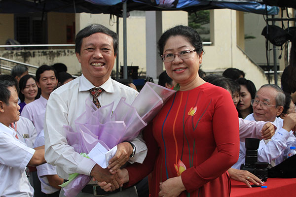 Giám đốc Sở GD-ĐT Huỳnh Lệ Giang chúc mừng thầy Nguyễn Văn Hưng, Hiệu trưởng Trường THPT Trấn Biên đã hoàn thành xuất sắc nhiệm vụ và được nhận quyết định về nghỉ chế độ