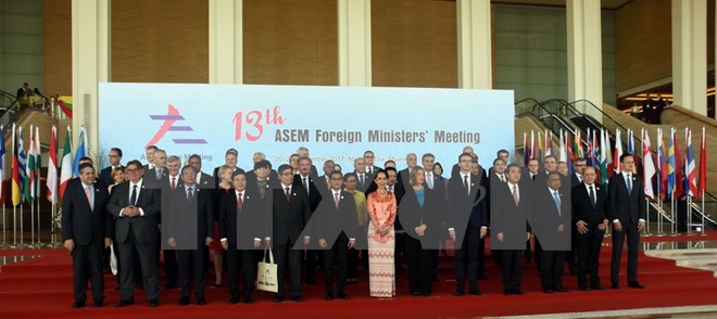 Phó Thủ tướng, Bộ trưởng Ngoại giao Phạm Bình Minh (hàng đầu, thứ tư từ trái sang) và các Trưởng đoàn chụp ảnh chung. (Ảnh: Sơn Nam/TTXVN)
