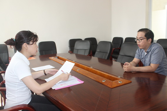 Nhân viên nhân sự công ty TNHH Bosch Việt Nam, đóng tại huyện Long Thành (trái) phỏng vấn tuyển dụng lao động kỹ thuật cho công ty.