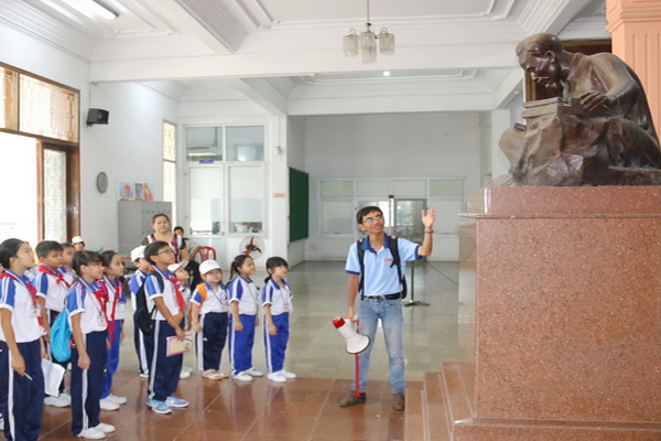 Học sinh Trường tiểu học Nguyễn Khắc Hiếu (TP.Biên Hòa) tham quan Bảo tàng Đồng Nai. Ảnh: V.TUYÊN