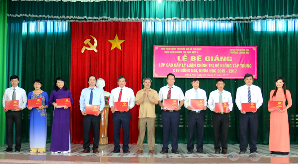 Đồng chí Huỳnh Văn Hồng, Chủ nhiệm Ủy ban Kiểm tra Tỉnh ủy trao bằng tốt nghiệp cho các học viên