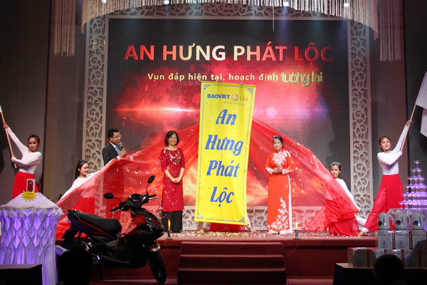 Đại diện Bảo Việt Nhân thọ Đồng Nai giới thiệu sản phẩm “An Hưng Phát Lộc”.