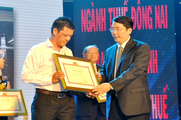 Ông Cao Anh Tuấn Phó Tổng cục trưởng, Tổng cục Thuế tặng Bằng khen của Bộ Tài chính cho các doanh nghiệp (BK – K.Giới)