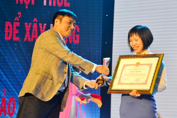 Ông Nguyễn Văn Công, Cục trưởng Cục Thuế tặng biểu trưng cho doanh nghiệp (Thue – K.Giới)