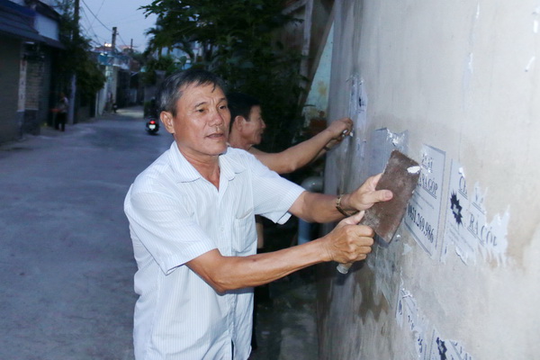 Người dân tại KP.2, phường Bình Đa, TP.Biên Hòa tự động cạo, gỡ khi thấy quảng cáo rác xuất hiện trong khu phố.