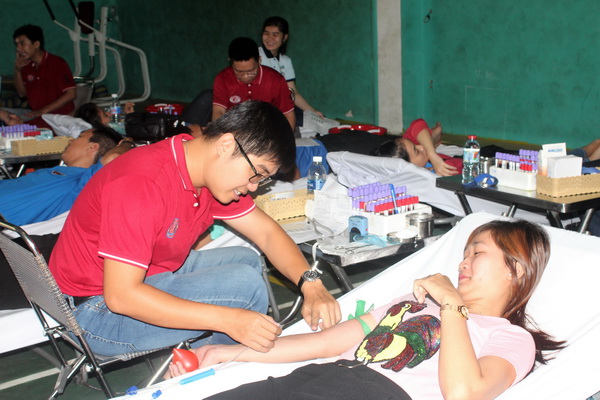 Hội viên, thanh niên tham gia hiến máu tình nguyện sáng 25-11