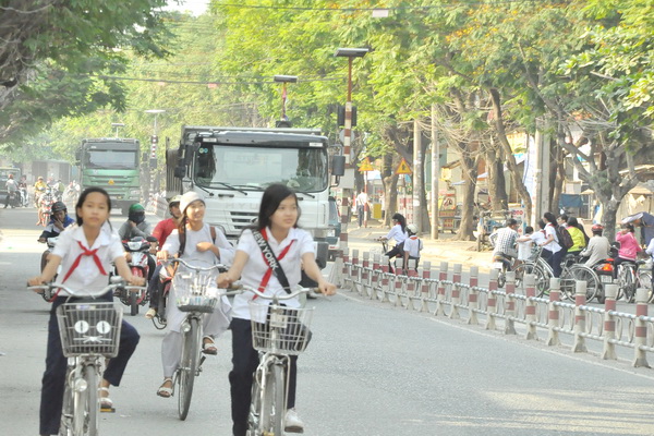 Xe tải ben chạy trên đường Huỳnh Văn Nghệ đúng thời điểm học sinh Trường THCS Tân Bửu (phường Bửu Long, TP.Biên Hòa) tan học, nên rất nguy hiểm.