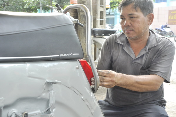 Được cha truyền dạy, ông Quách Chí Quang đam mê theo đuổi nghề sửa xe Vespa.