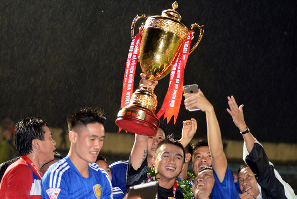 Cầu thủ Quảng Nam ăn mừng chức vô địch đầu tiên trong lịch sử.