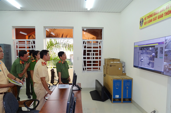 Thứ trưởng Nguyễn Văn Sơn kiểm tra hệ thống kiểm tra giám sát, xử lý vi phạm tại Phòng Cảnh sát giao thông Công an tỉnh