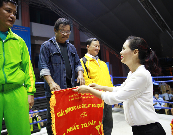 Bà Từ Lê Na, trưởng bộ môn Pencak Silat – muay Tổng cục TDTT trao cờ hạng nhất toàn đoàn cho CLB TP. Hồ Chí Minh.