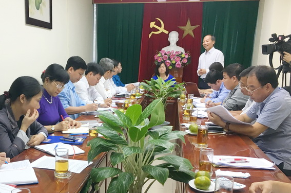 Phó trưởng ban Tôn giáo Chính phủ Trần Tấn Hùng trao đổi tại buổi làm việc