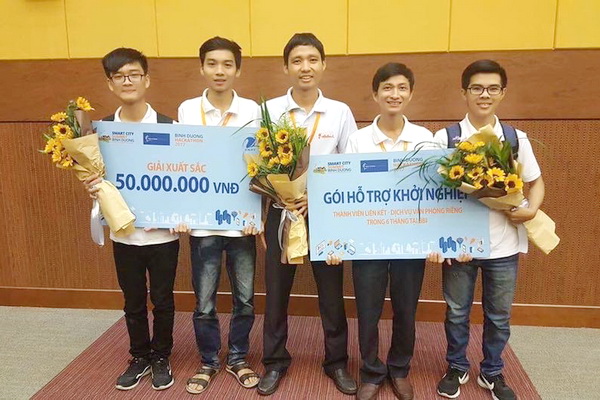 5 thành viên của Đội LHU-304 Khoa Công nghệ thông tin Trường đại học Lạc Hồng giành giải xuất sắc cuộc thi. (Ảnh: Ngọc Sơn)