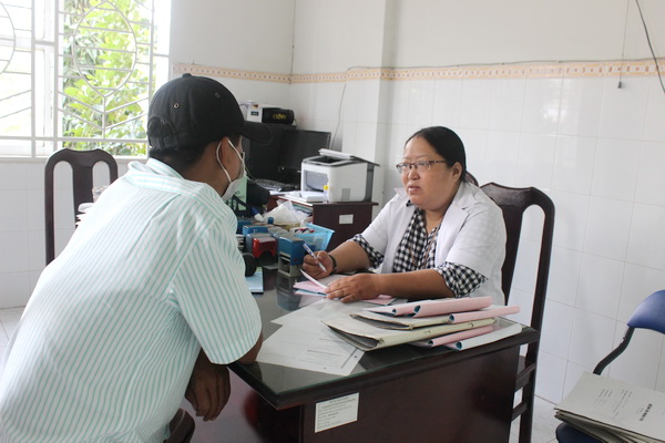 Bác sĩ Nguyễn Thị Hồng Hằng, Trung tâm phòng chống HIV/AIDS Đồng Nai, khám bệnh cho một bệnh nhân nhiễm HIV. Ảnh: Đ.Ngọc