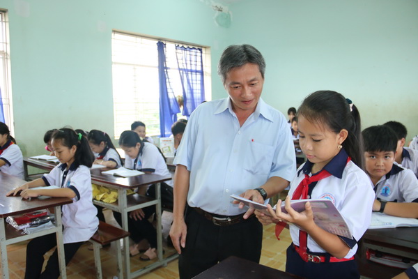 Thầy Lý Trần Phú Hòa (Trường THCS Trà Cổ, xã Trà Cổ, huyện Tân Phú) trong giờ lên lớp.