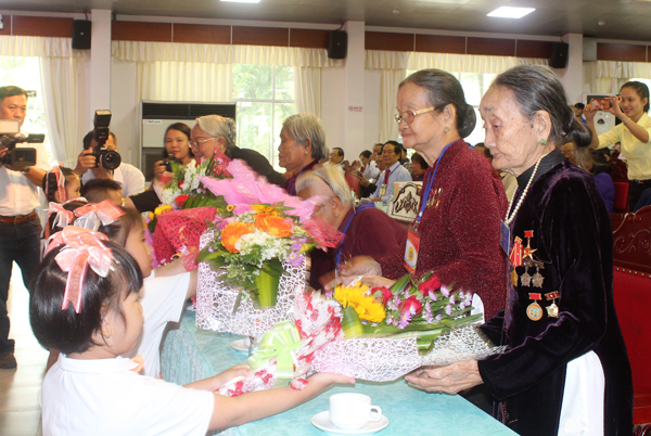 Các cháu thiếu nhi tặng hoa Mẹ Việt Nam anh hùng tại đại hội